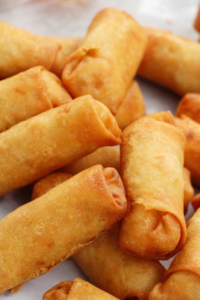 Meze yemek için geleneksel tava böreği