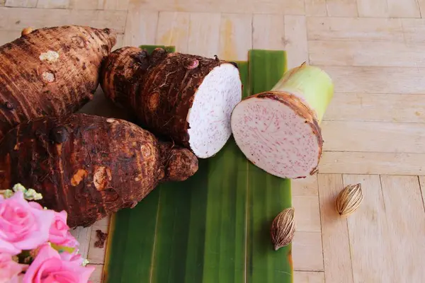 Yemek pişirmek için taze taro kök