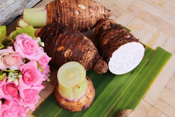 Yemek pişirmek için taze taro kök