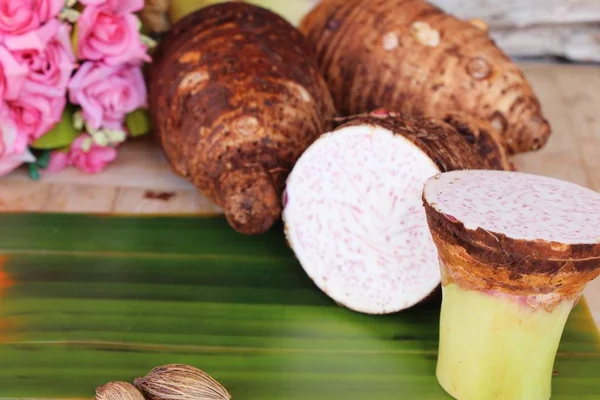Yemek pişirmek için taze taro kök