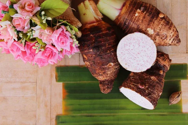 Yemek pişirmek için taze taro kök