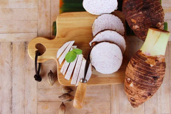 Yemek pişirmek için taze taro kök