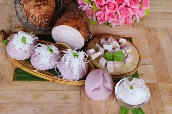 Bolo de taro doce cozido no vapor com coco delicioso — Fotografia de Stock