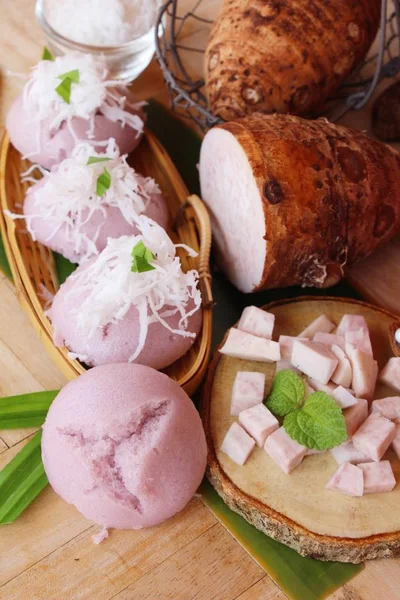 Cevizli tatlı taro kek lezzetli haşlanmış