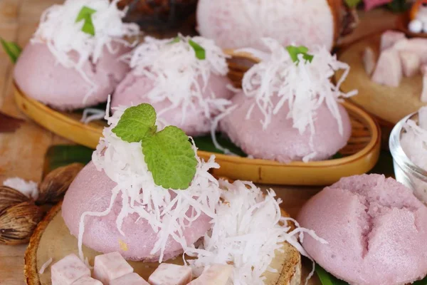 Cevizli tatlı taro kek lezzetli haşlanmış