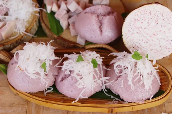 Cevizli tatlı taro kek lezzetli haşlanmış