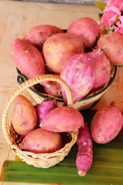 Frische Süßkartoffeln und Scheiben zum Kochen — Stockfoto