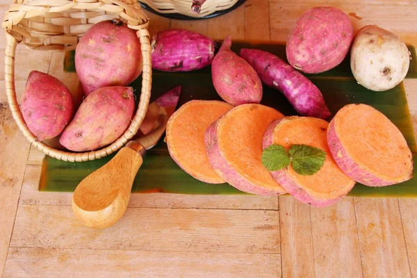 Frische Süßkartoffeln und Scheiben zum Kochen — Stockfoto