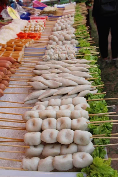 Salsiccia alla griglia e polpetta è delizioso — Foto Stock