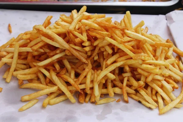 Batatas fritas é delicioso no mercado — Fotografia de Stock