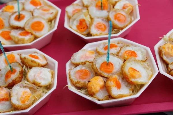 Bıldırcın yumurtası sokak gıda sos ile