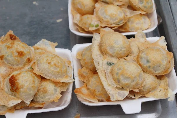 Hindistan cevizi sütü karıştırın şeker ve un, Tay tatlı