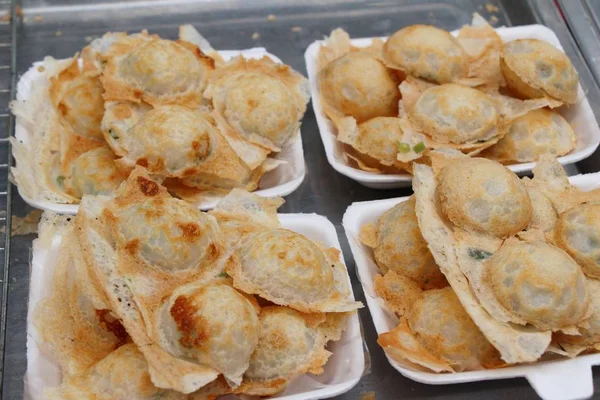 Hindistan cevizi sütü karıştırın şeker ve un, Tay tatlı