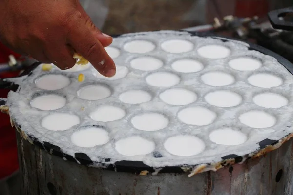 Hindistan cevizi sütü karıştırın şeker ve un, Tay tatlı — Stok fotoğraf