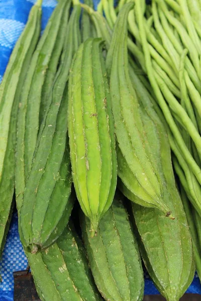 Bitter meloen kalebas voor het koken in de markt — Stockfoto