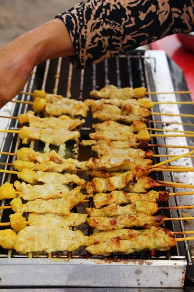 Izgara domuz eti satay Ocak, sokak gıda