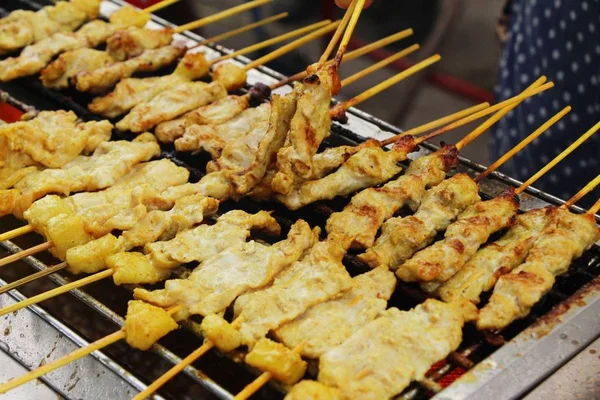 Satay de cerdo a la parrilla en la estufa, comida callejera — Foto de Stock