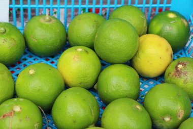 Belgili tanımlık çarşı içinde yemek pişirmek için taze limon
