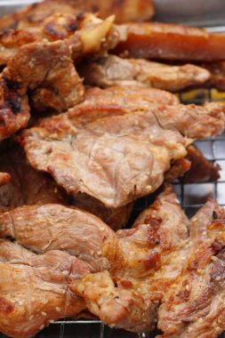 belgili tanımlık çarşı içinde kavrulmuş domuz eti lezzetlidir