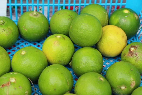 Belgili tanımlık çarşı içinde yemek pişirmek için taze limon