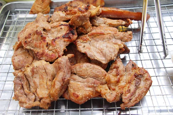 Cerdo asado es delicioso en el mercado — Foto de Stock