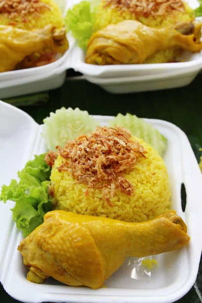 Tavuk biryani pirinç lezzetli ve sos — Stok fotoğraf