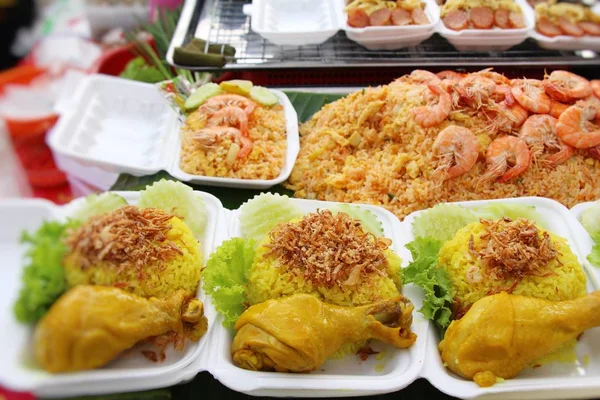 Tavuk biryani pirinç lezzetli ve sos