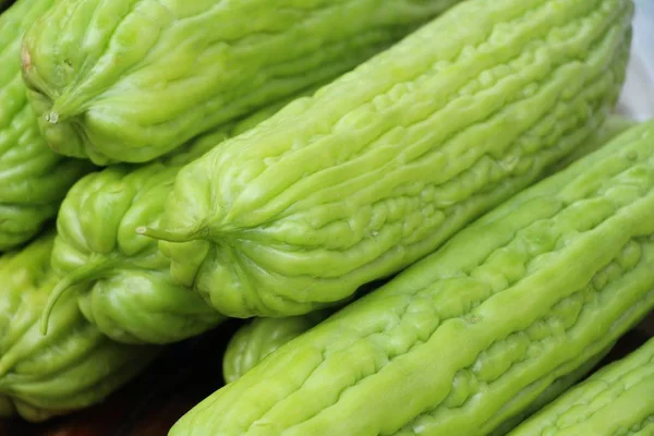 Bitter meloen kalebas voor het koken in de markt — Stockfoto