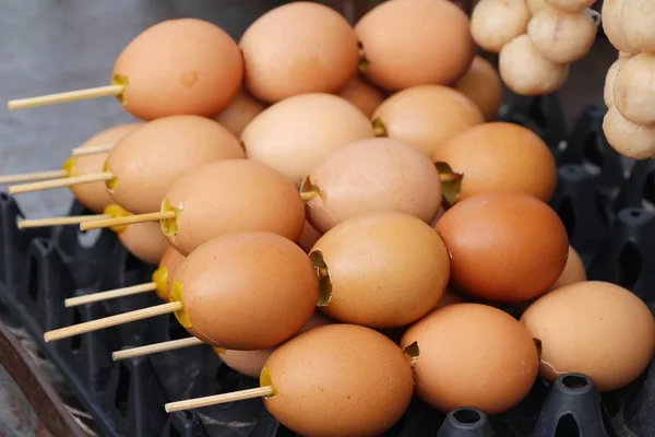 Telur panggang sangat lezat dalam makanan jalanan. — Stok Foto