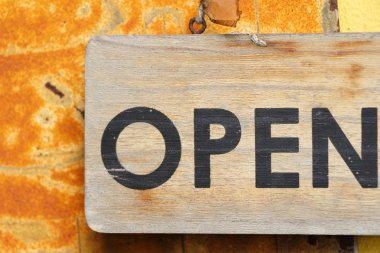 Ahşap arka plan üzerine açık sembolize