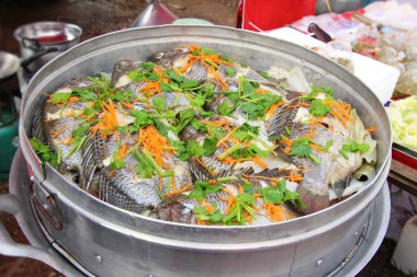 Tencerede lezzetli sebzeli balık buğulama