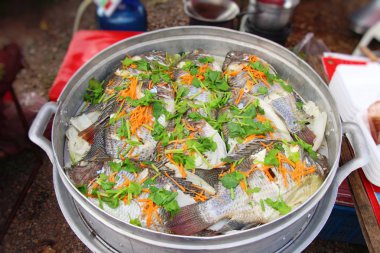 Tencerede lezzetli sebzeli balık buğulama