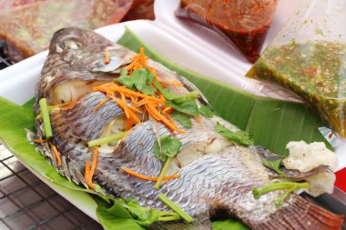 Tencerede lezzetli sebzeli balık buğulama