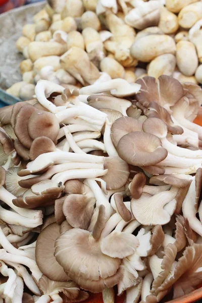 Belgili tanımlık çarşı içinde yemek pişirmek için taze mantar