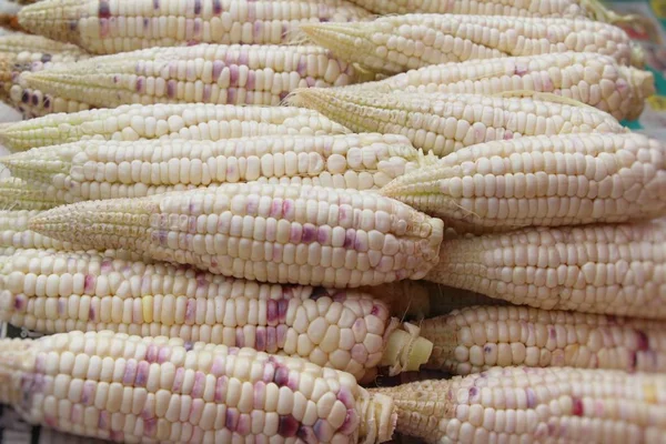 Belgili tanımlık çarşı içinde yemek pişirmek için taze Mısır