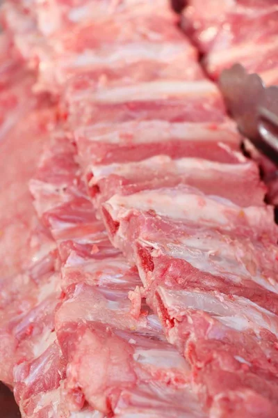 市场上烹饪的生猪肉骨 — 图库照片
