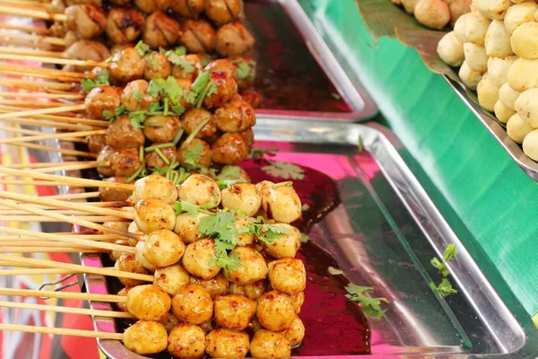 Embutido a la parrilla y albóndigas es delicioso — Foto de Stock