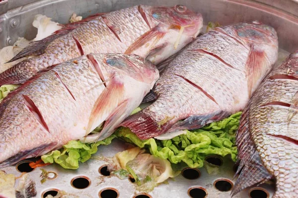 Pesce al vapore con verdure deliziose in pentola — Foto Stock