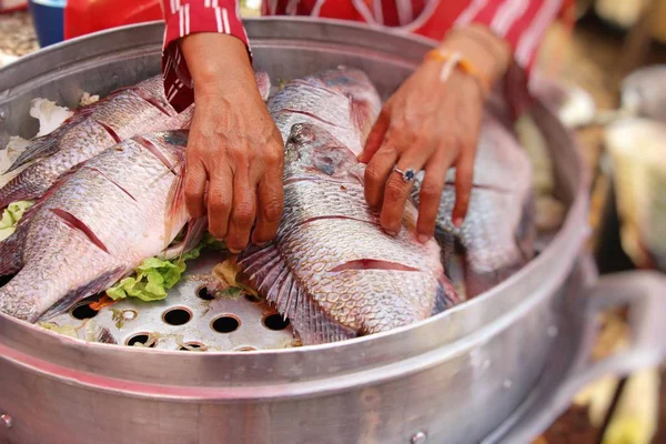 Peixe cozido no vapor com legumes deliciosos em panela — Fotografia de Stock