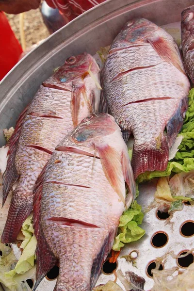 Peixe cozido no vapor com legumes deliciosos em panela — Fotografia de Stock