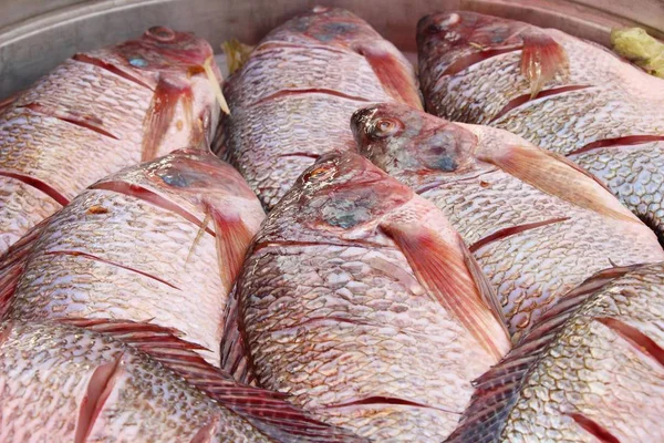 Na parze ryby z warzywami pyszny w puli — Zdjęcie stockowe