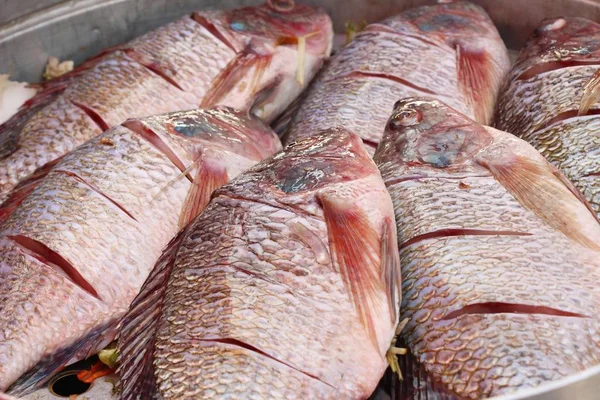 Pesce al vapore con verdure deliziose in pentola — Foto Stock