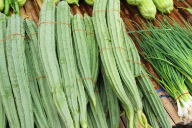 Pazarda yemek için taze lif kabağı acutangula