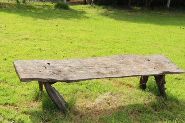 Holzstühle im Garten Vintage-Stil — Stockfoto