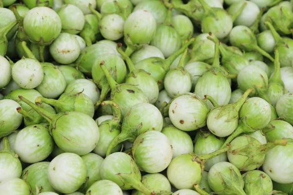 Verse aubergine groen biologisch op de markt — Stockfoto