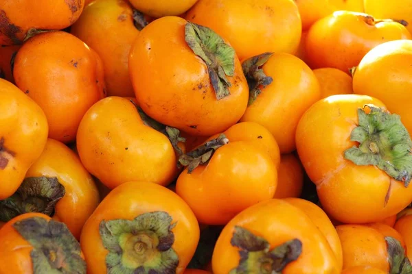La fruta de caqui es deliciosa en la comida callejera —  Fotos de Stock