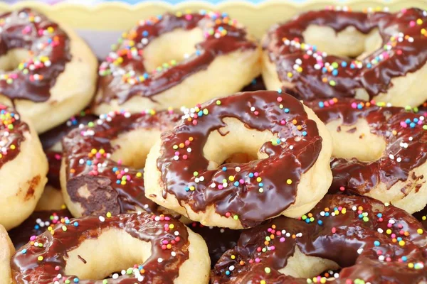 Viel Donut und Erdbeermarmelade — Stockfoto