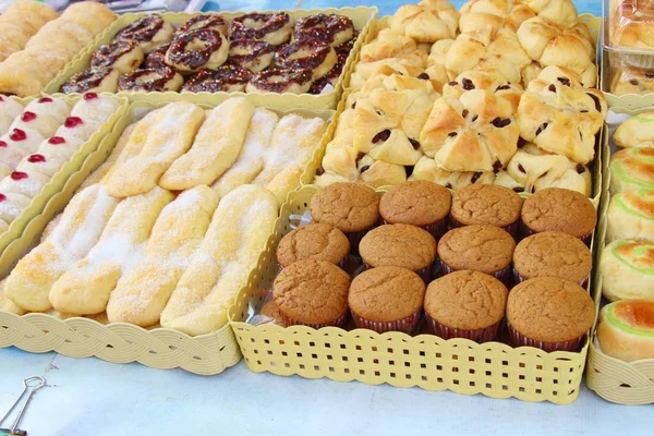 Bir sürü donut ve çilek reçeli — Stok fotoğraf