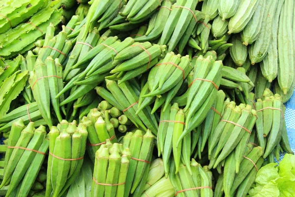 Okra fresco para cozinhar em comida de rua — Fotografia de Stock