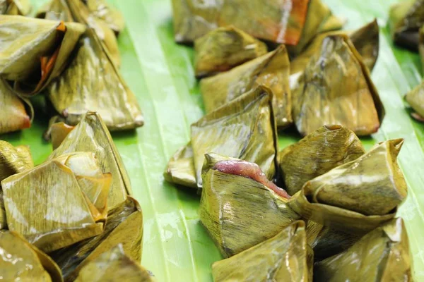 Dolma hamur piramit tatlı lezzetli (Kanom Tien var)